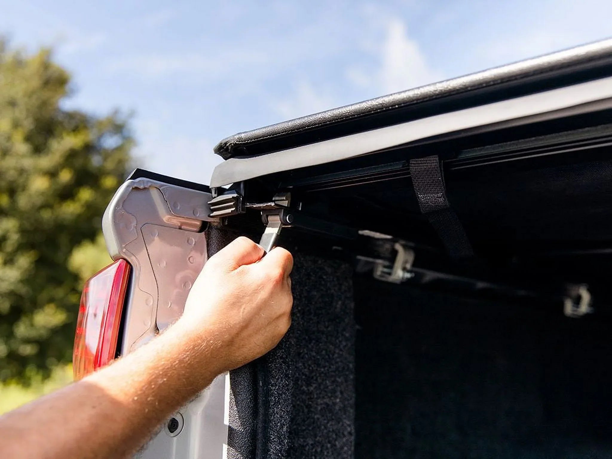 Gator by RealTruck SizeRX Roll-Up Tonneau Cover Compatible with 2022-2024 Toyota Tundra 6'7" Bed w/ Deck Rail Sizeystem