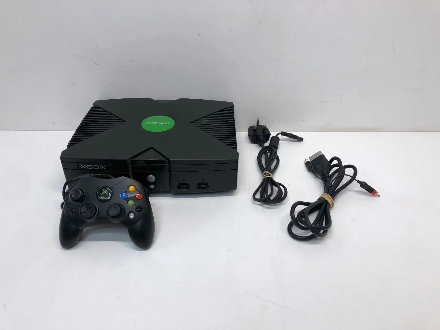 Pre-Owned Microsoft Original Xbox Console with Controller, Power Sizeupply, and AV Cable,Black